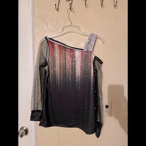 Blouse size small sleeves have diamonds on them